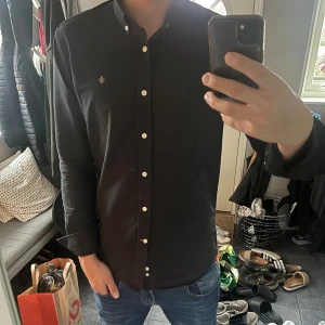 Svart Morris skjorta - Svart skjorta från Morris, storlek M , skick 9/10 inga defekter.