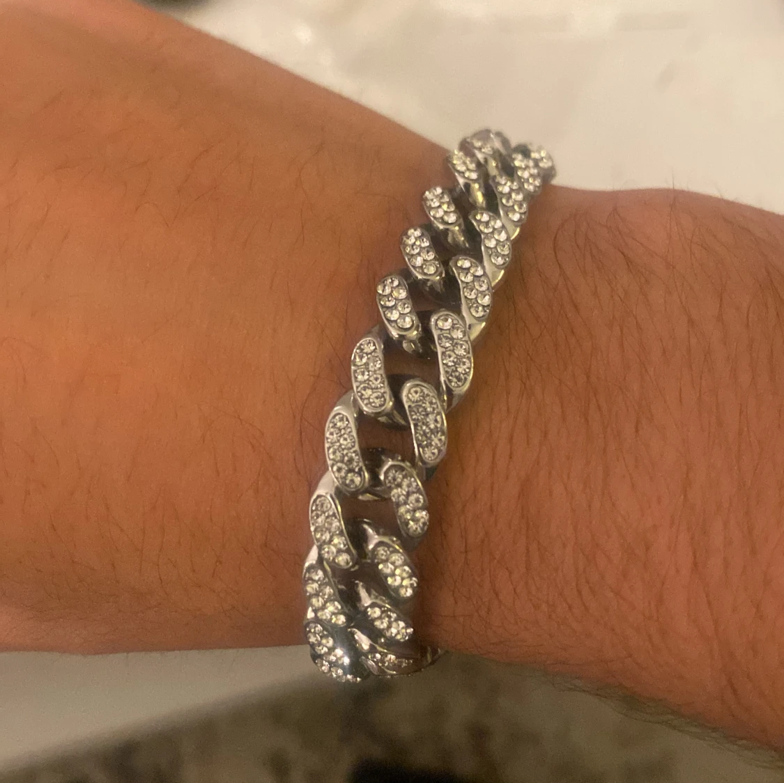 Silverfärgat armband med glittriga detaljer - 92