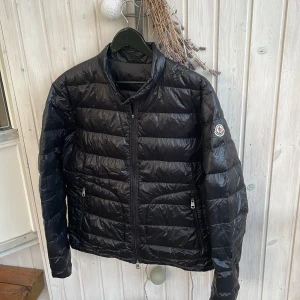 Moncler acorus  - Säljer denna sjukt feta Moncler acorus perfekt nu till höst och vinter! Nypris på denna e runt 10000kr! Storlek 5 vilket motsvarar M-L. Skick 7,5/10. Självklart äkta! Kan gå ner i pris vid snabb affär. Hör av dig vid minsta fundering!🤩