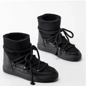 Nya Inuikiis - Säljer dessa Inuikii skor i storlek 40❣️HELT oanvända. Dock några defekter från när de producerades. Lite av luddet har åkt av på ena skon. Sedan var det även ett litet hål innan som jag sydde ihop. Även ett litet rivmärke (sista bilden). Inget man märker däremot❣️