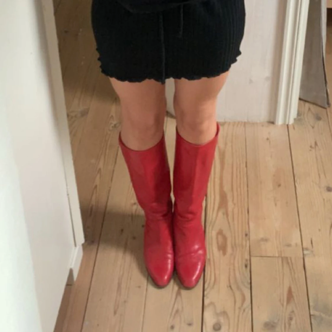 Röda skinnstövlar med klack - 91