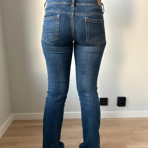 American eagle jeans - Lågmidjade jeans med tvätt från American eagle. Tjejen på bilden är 165cm