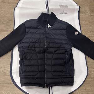 Säljer en moncler cardigan i mycket bra skick storlek M men funkar på storlek s. NFC funkar, perfekt inför de kallare dagarna.