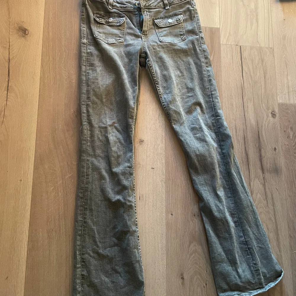 Använder ca 1-3 gånger säljer på grund av att dom är för stora. Jeans & Byxor.