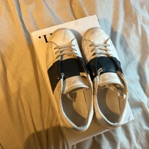 Valentino open  - Säljer dessa feta valentino Opens då jag tröttnat lite på dom. Storlek 45, marinblå färg. Lite smutsiga men går enkelt bort om man försöker tvätta de. Allt på bilden ingår. 