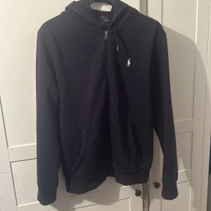 Ralph lauren zip hoodie - Storlek M (passar L) Inte trasig nånstans dock LITE nopprig. Säljer tröjan för att den är för stor för mig.  Skriv gärna för fler frågor!