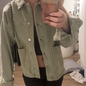 Grön jeansjacka zara - Trendig jeansjacka från zara, perfekt nu till hösten🌟helt ny, aldrig använd med prislappen kvar💞nypris 379, jag är 160 som referens💞
