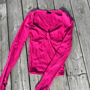 söt topp - fint skick! lite skrynklig bara 