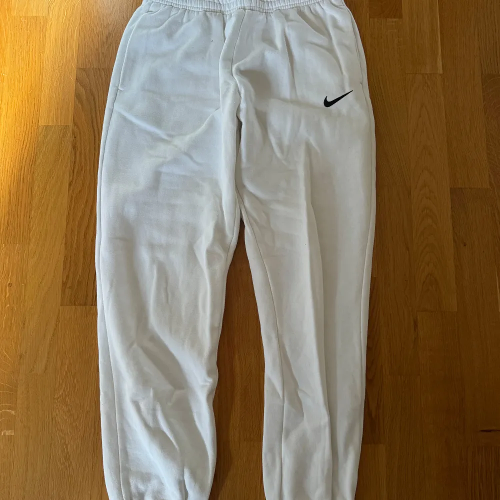 Aldrig använda mjukisbyxor från Nike! Superfina! . Farkut & Housut.