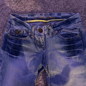 Lågmidjade ljusblå jeans - Ett par supersnygga väldigt lågmidjade botcut cross jeans. Kontakta för mer information, pris kan diskuteras.