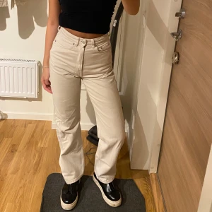 Weekday jeans - Jeans från weekday storlek 24/30 i beige färg. Modell Rowe extra höga raka jeans. Lite små fläckar längst ner (går möjligtvis bort i tvätten) därav priset. Nypris 590. 