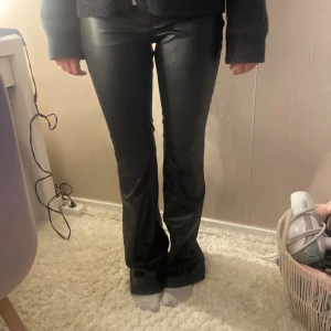 Skinnbyxor  - Midjemått ca 38 cm Innerbenslängd ca 82 cm