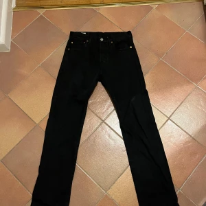 Svarta Levis 501 - Säljer ett par riktigt fina Levis 501 i storleken W28 L32. De är knappt använda och har inga defekter. Hör av er vid frågor. 