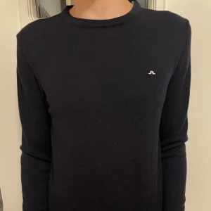 J.Lindeberg merinoull - 100% merinoullströja från J.Lindeberg. Är engentligen M men sitter mer som en s eller xs. Säljer pga att den har blivit för liten. Priset är ej hugget i sten 🪨 