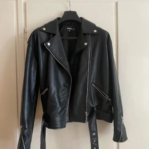 svart skinnjacka från missguided - svart skinnjacka/bikerjacka från missguided, sparsamt använd!