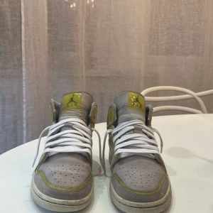 Air Jordan 1 Mid LX ' Optic Yellow - Skorna är i ett mycket använt skick och har varit med ungefär ett år. Det är storlek 7,5 US som motsvarar 38,5 EUR. Har tyvärr inte kvar en skolåda och har bytt snören me nu kanske lite för korta.  Ställ frågor och kan diskutera pris.  MVH  Samuel