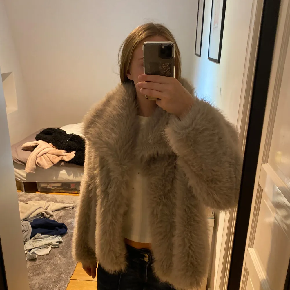 Säljer denna supersnygga pälsjackan som ser exakt ut som den populära jackan från zara! Storlek S! Köpte den på plick men hittar inget märke i den. Inga tecken på användning! Kan tänka mig att gå ner i pris!🥰🥰🥰🤩. Takit.