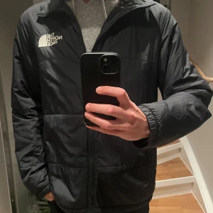 North Face tunn jacka - Svart windbreaker från The North Face Mycket bra skick Nypris: 1300:-