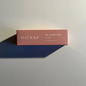 Hickap bronser/contour stick - Helt oanvänd bronser/contour wonderstick från hickap, aldrig använd i orginalförpackning. Förpackningen är bruten men produkten helt oanvänd. Säljer p.g.a beställde fel färg. 💕  Färgen heter icy chai Nypris: 219 kr
