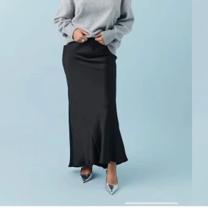 Satinkjol - Svart lång satinkjol från Gina Tricot i storlek 36! Superfint skick, aldrig använd.