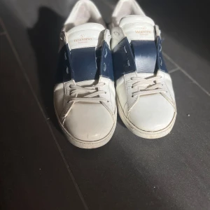 Valentino open skor - Säljer nu mina Valentino open. Skorna är frächa och är i gott skick De är i stl 42  Inget og tillkommer. De är även självklart äkta, hör av er vid frågor!