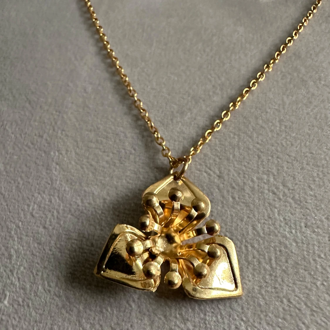 Guldhalsband med unikt hänge - 91