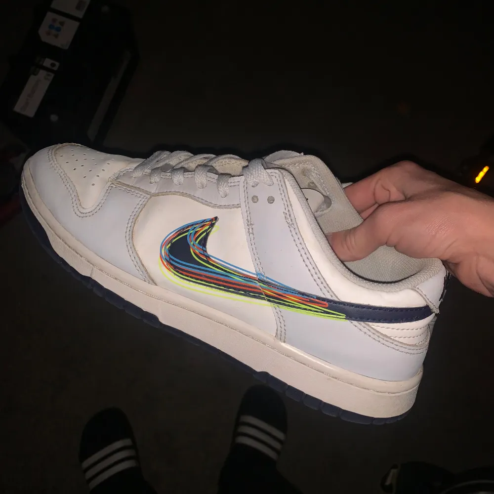 Ett fint par Nike dunk low med minimal slitning i hälarna.  Köpta begagnade, inte använt sedan dess då jag har andra liknande par. Luktar lite märkligt men går säkert att åtgärda med tex bikarbonat.. Skor.