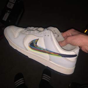 Ett fint par Nike dunk low med minimal slitning i hälarna.  Köpta begagnade, inte använt sedan dess då jag har andra liknande par. Luktar lite märkligt men går säkert att åtgärda med tex bikarbonat.