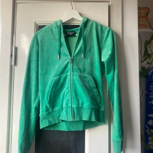 Grönt Juicy sett  - Jag säljer mitt gröna juicy sett, tröjan är använd 3 gånger ungefär och är i storlek S och byxorna är väl använda men i bra skick i storlek M. På ena benet är det två jätte små fläckar men annars är det inget trasigt eller smuts på dom. 