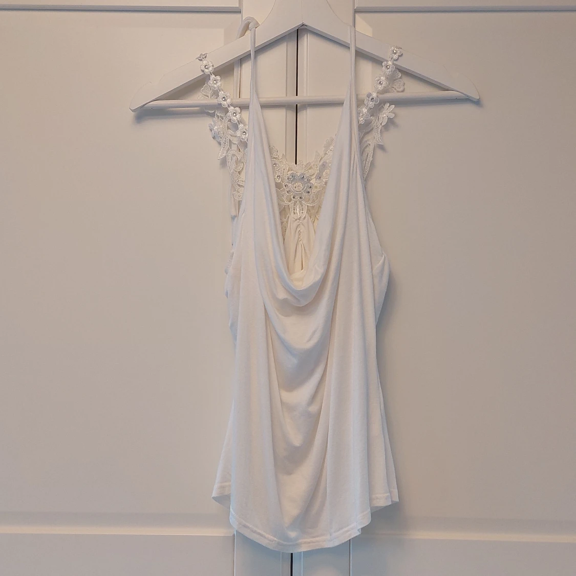 Vit topp med spetsdetaljer - 90