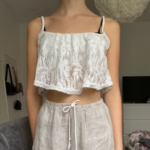 Söt topp  - Super kort och super söt topp med spets volang😮‍💨 