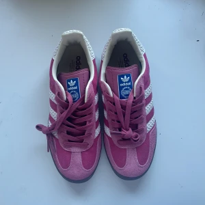 Adidas Gazelle - Strl 40, nyskick. Kommer med vita skosnören att byta till om man vill. 