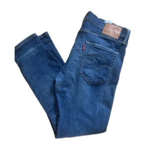 Levi's 512 jeans - Säljer ett par laidback Levi's 512 jeans i klassisk blå färg. De har en bekväm passform och är perfekta för både vardag och fest. Skicket är 9/10 snålt använda i ca ett halvår