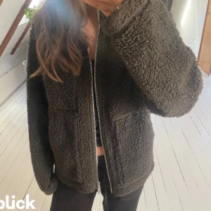 Grön Teddy jacka - Grön Teddy jacka ifrån arket! Köpt här på plick för 800kr men säljer för 600. Jackan är bara använd ett par gånger! 💕