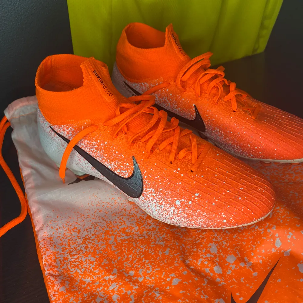 Nike mercurial 12 elite använda endast en gång strl. 42 pris 1800. Kengät.
