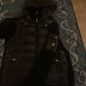 Moncler jacka - En fet moncler jacka inte skadad på ngt sätt. Priset är it hugget i sten.