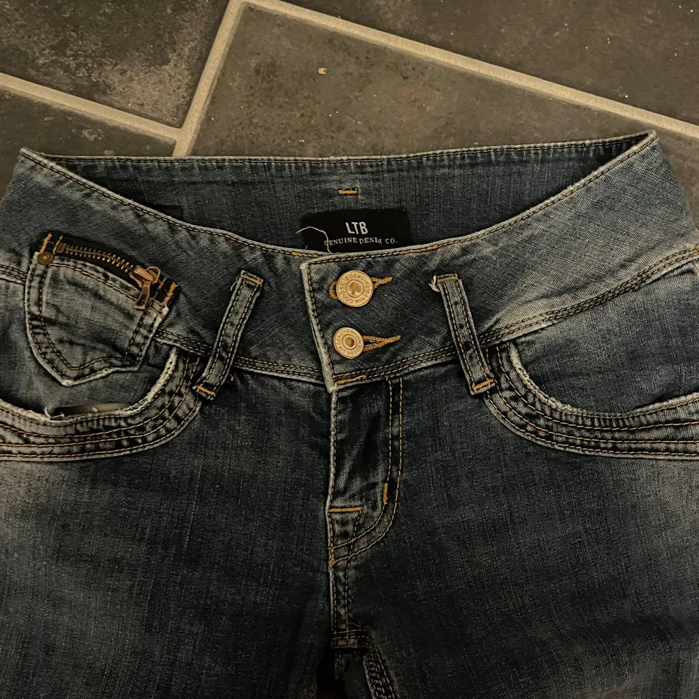 Säljer ett par snygga blå jeans från LTB. De har en klassisk femficksdesign med coola detaljer som dubbla knappar och dragkedja fram. Själv sytt dom från Skinny till flared. Säljer då de inte passar. Jätta fina.. Jeans & Byxor.