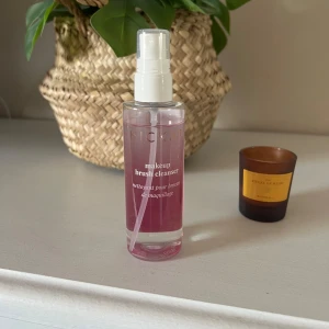 Hickap Brush Cleanser - Borstrengöring från hickap som enkelt rengör sminkborstar. 