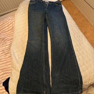 Zara Jeans - Bra skick och super fina! Flared, midwaist  Midja 80cm, från skrevet och ned 84cm