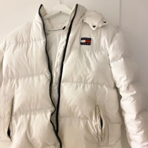 jacka - jättefin vit tommy hilfiger jacka