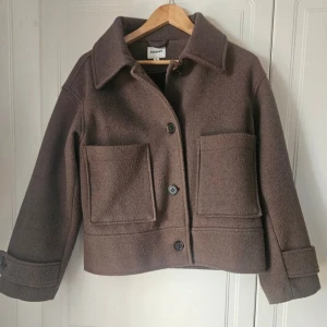 Brun kort kappa - (Inte min bild!) Brun kort kappa från Kappahl, storlek S, använd men i bra skick