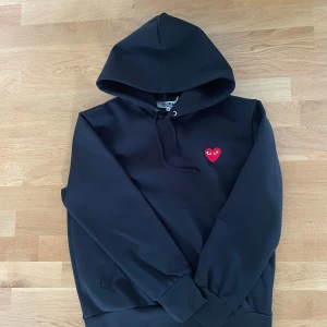 Cdg hoodie - Svart cdg hoodie i storlek M som också passar S, hoodien är i nyskick använd 1-2 gånger, kvitto från NK finns också👍
