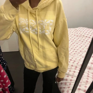 Levis hoodie  - Säljer en fin levis hoodie. Köpt i Stockholm och är nästan helt oanvänd utan några defekter alls.  Perfekt för vintern. Orginalpris: 499 kr.  Pris går att diskuteras! 💛💛