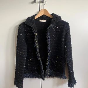 Söt kofta från zara - Söt kofta från zara som tyvärr inte kommer till användning. Den är i storlek 164 men skulle säga att den sitter som en xs.💕