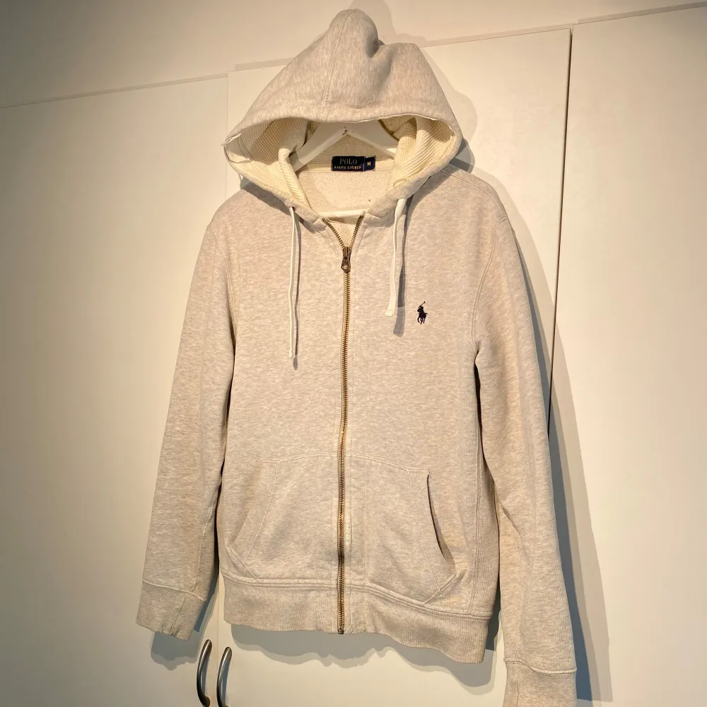 Polo Ralph Lauren Zip-Hoodie i ljusgrå. Produceras ej längre. Nypris 1900kr. Enormt bra basplagg, passar till allt från skjorta till t-shirt, stilsäker & ikonisk. Storlek M. Välanvänd men i dugligt skick. Pris kan diskuteras. Hörs i DM! . Hoodies.