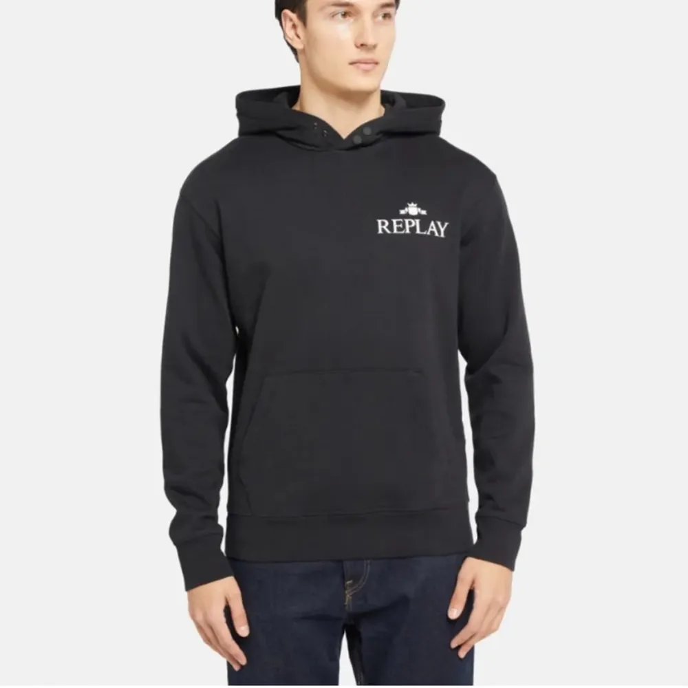 Säljer nu min replay hoodie, då den va för stor för mig! Den är bara testad aldrig använt den! Kan tänka mig gå ner i pris vid snabb affär! Skick 10/10. Hoodies.