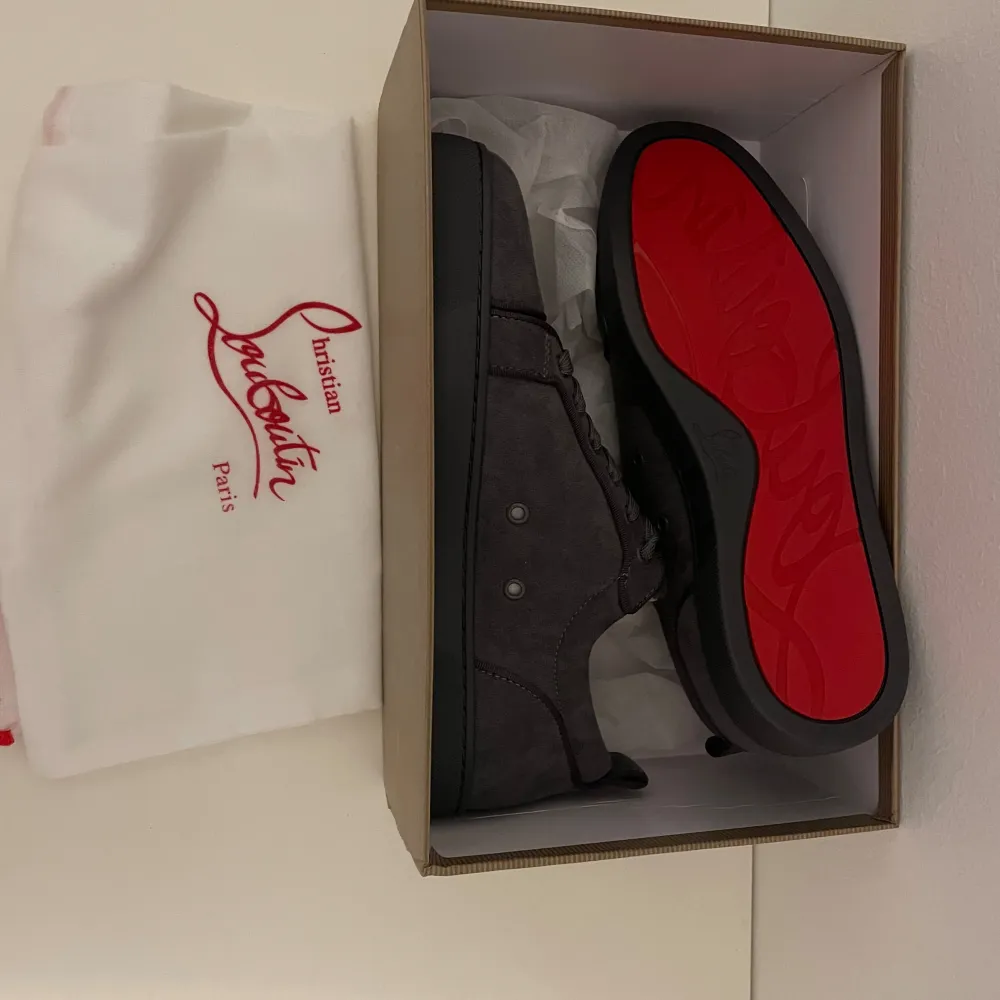 Tjena, säljer ett par gråa Louboutin skor i perfekt kondition. Box, dustbag och kvittot ingår. Skriv vid intresse (pris går att diskuteras såklart). Skor.