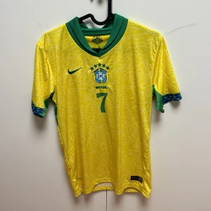 Brasilien tröja - Helt ny Brasilien tröja aldrig använd storlek 176 så skulle säga Small och Medium passar de. Säljs för 350kr