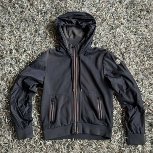 Moncler cardigan - En najs mörkblå moncler cardigan med luva. Skick 10/10 i princip ny. Ny pris 10000 mitt pris 4999. Hör av er flr fler bilder eller funderingar.