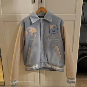 Brand of roses jacka - säljer min Brand or roses jacka,har knappt på mig den något mer. Storlek M.